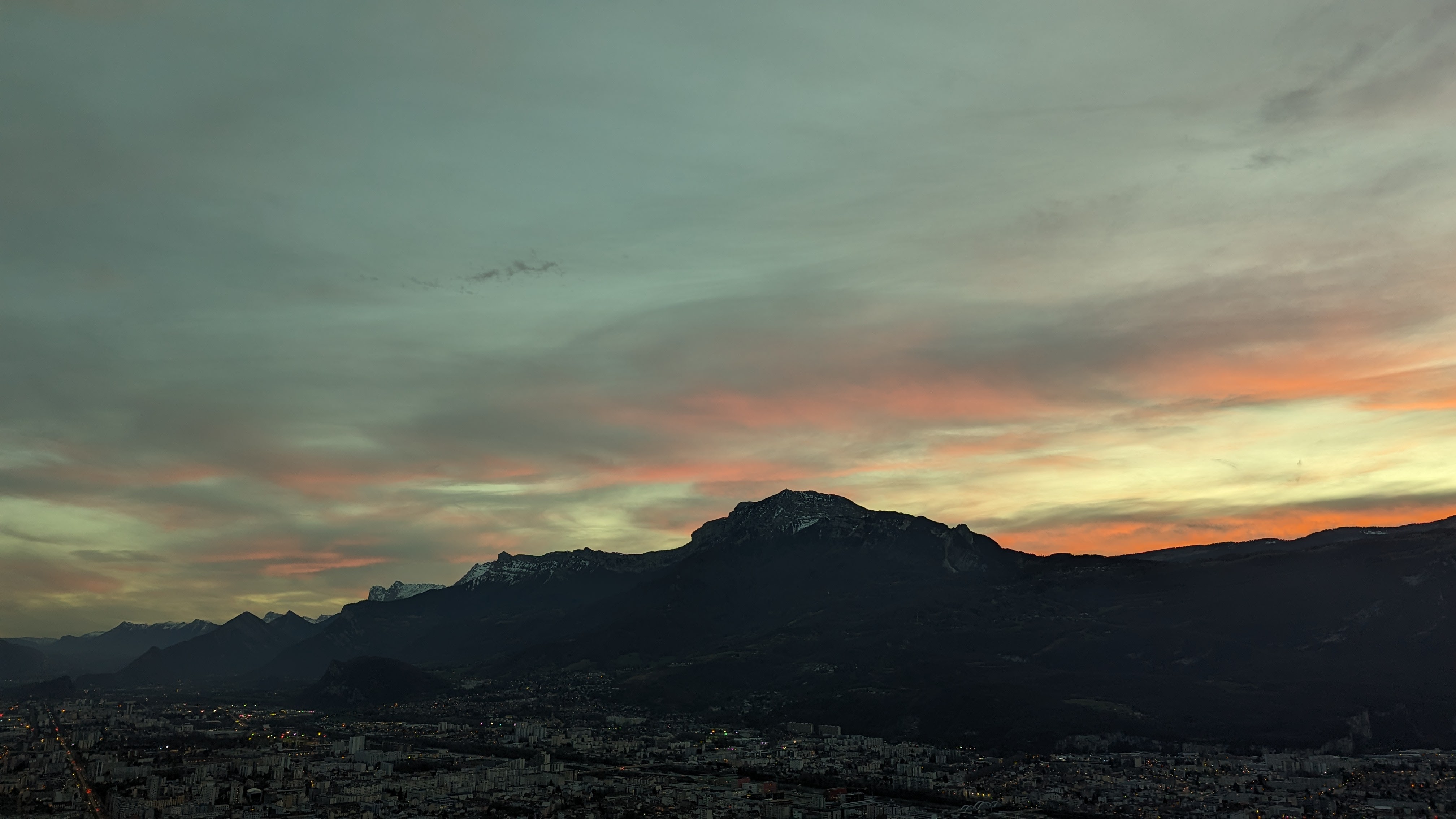 Aperçu de la sortie Bastille à la tombée de la nuit